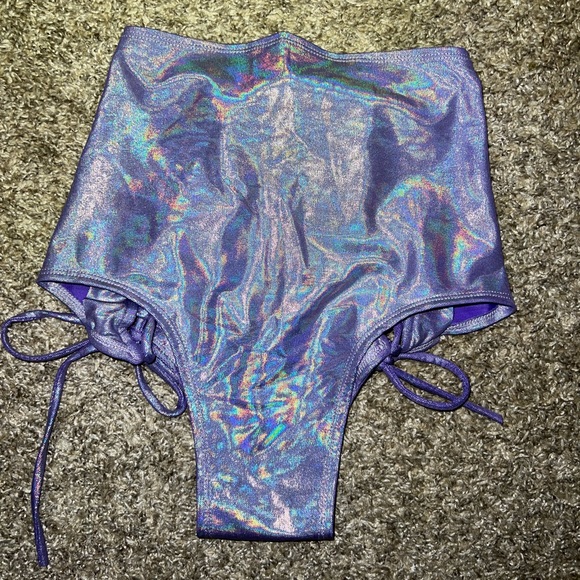 Rave Wonderland highwaisted booty shorts - Picture 2 of 2